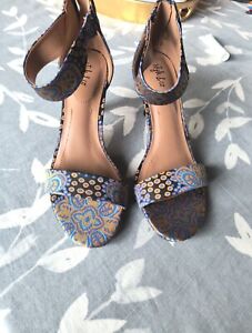 New With Box Style & Co Size 7 Ankle Strap Heels Open Toe Peacock Print