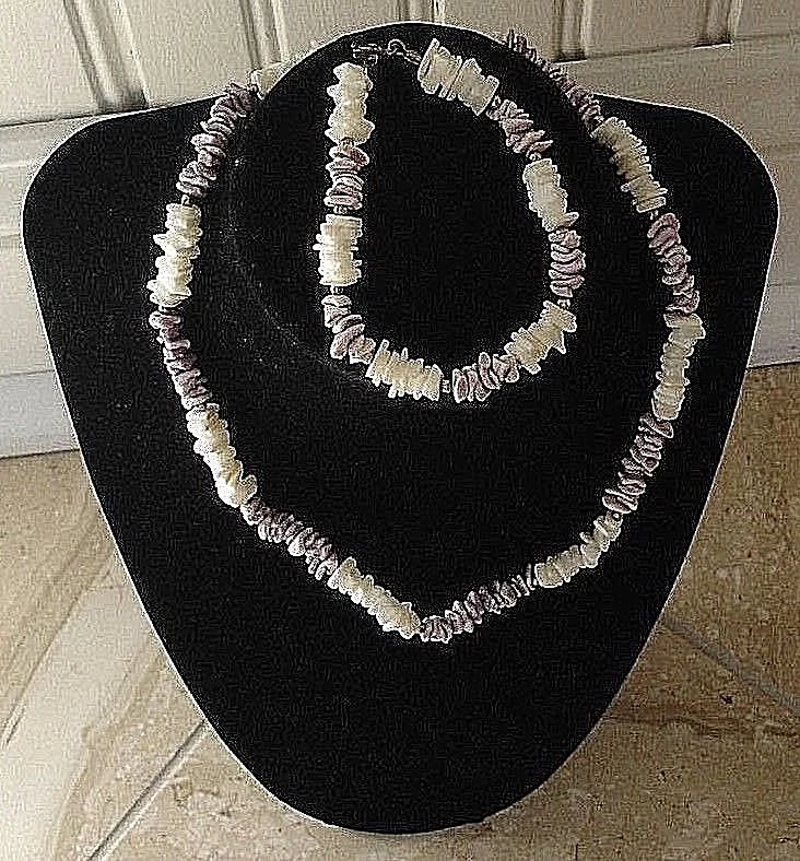 Juego de collar y pulsera con caparazón púrpura y blanco con acento de latón - 16 in/7 in-propio Foto 1 de 1