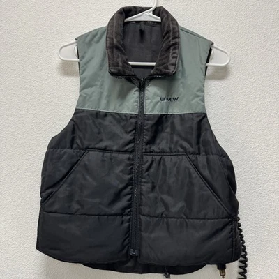 Colete elétrico feminino preto e cinza tamanho pequeno BMW 12V isolado - Imagem 1 de 4