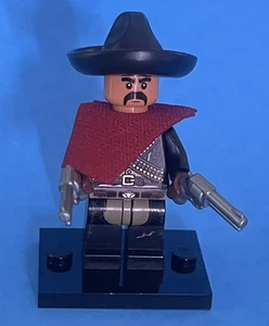 Lego Cowboy Dark FLESH CHARRO Western Bandit con Brick Warriors Sombrero y Pistolas - Imagen 1 de 3