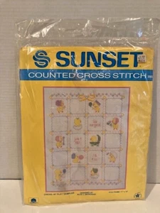 Kit de punto de cruz contado Sunset CHICKS AT PLAY de colección #3002 Baby Sampler Pascua NUEVO - Imagen 1 de 5