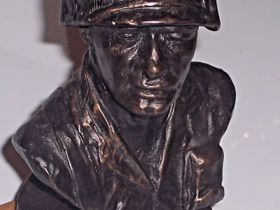 Escultura de temática militar "El soldado" de Terrance Patterson Foto 1 de 4