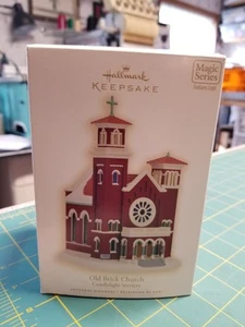 2009 Hallmark Keepsake Ornament Old Brick Church Candlelight Service Magic Light - Picture 1 of 1