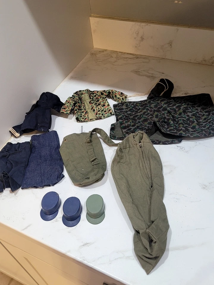 LOTE DE ROUPAS E ACESSÓRIOS VINTAGE ORIGINAL 1964 ERA HASBRO GI JOE - Imagem 1 de 4