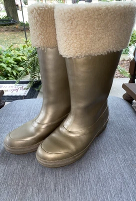 UGG Millcreek 金色女式靴子 6 码-羊毛装饰和衬里-防水 — 第 1/4 张图片
