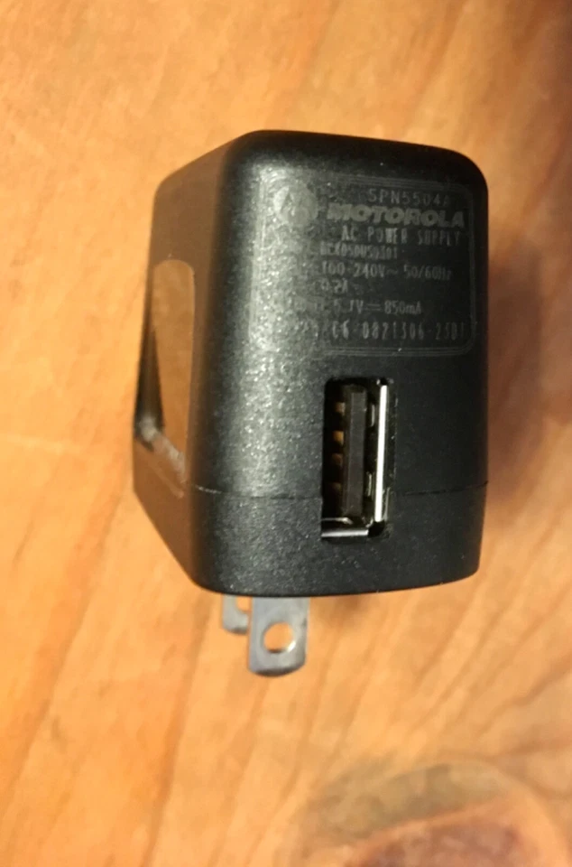 Cargador Motorola SSW-2222US SPN5504A Adaptador de corriente alterna USB 5.1V 850mA OEM Foto 1 de 4