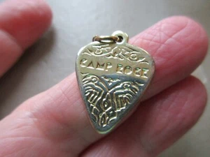 PRETTY VINTAGE GOLD TONE DISNEY CAMP ROCK GUITAL PICK PLECTRUM FOB CHARM PENDANT - Picture 1 of 2