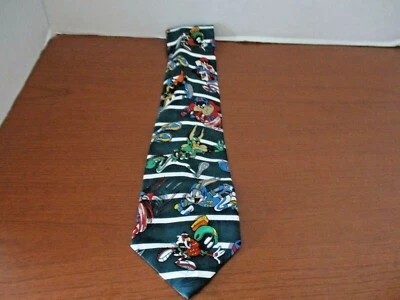 LOONEY TUNES ~ CORBATA DE FÚTBOL a rayas verdes para hombre ~ Bugs Bunny Wile E. Taz Foto 1 de 2
