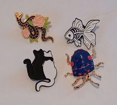 Cuatro broches de solapa surtidos de aleación de metal de 1" para animales Foto 1 de 2