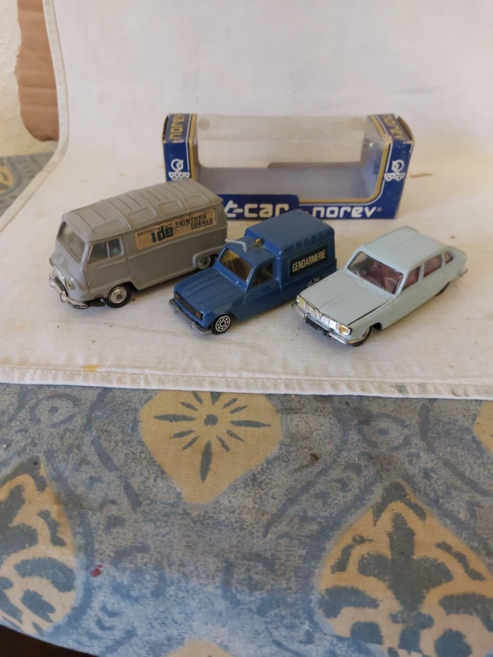 Norev plastic 1/43 Renault Estafette Fourgon 42 3 16 R4 Fourgonnette Gendarmerie - Image 1 of 4