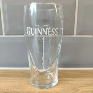 Vaso de cerveza Guinness diseño arpa 3D 1 pinta elaborado en estilo galaxia de Dublín - Imagen 1 de 5