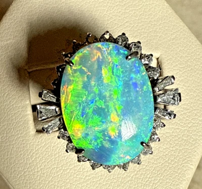 Кольцо из белого золота 18 карат с опалом и бриллиантами - Изображение 1 из 4