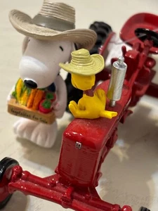 Farmall Tractor Collectible "Fun On The Farm" Fruitful Harvest" Snoop & Tweetie - Picture 1 of 9