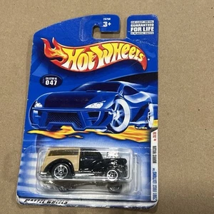 Hot Wheels 2001 First Edition Morris Wagon  - Picture 1 of 9