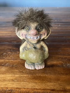 Vintage Nyform UGLY TROLL Puppe HÄNDE IN HOSE GROSSE NASE & BAUCH 4" Tynset Norwegen - Bild 1 von 15