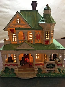 Breakwater Bed & Breakfast Porcelain Christmas House, Lemax 2009 Carol Towne - Picture 1 of 11