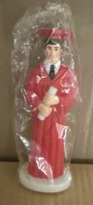 复古男性带棕色头发研究生蛋糕装饰红色礼服和帽子 — 第 1/4 张图片