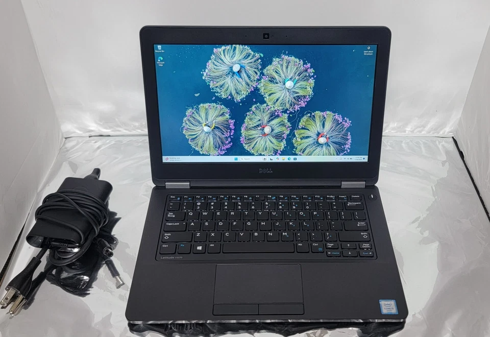 DELL LATITUDE E5270 12.5" INTEL i5-6200U 2.30GHz, 8GB RAM, 500GB HDD, WINDOWS 11 Foto 1 de 4