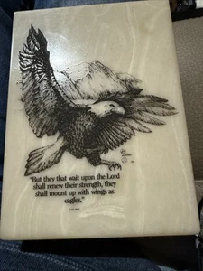 Águila grabada sobre mármol - Imagen 1 de 2