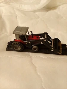 Ertl Massey Ferguson 3120 Tractor with Front End Loader 1:64 scale - Picture 1 of 6