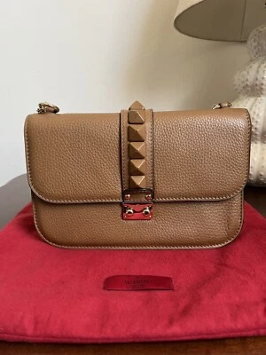 Bolso de hombro bandolera Rockstud de cuero marrón GHW Valentino Garavani para mujer Foto 1 de 4