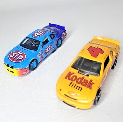 Coche Kodak 1:64 Hot Wheels NASCAR 1999 Andretti #43 STP y 1995 Sterling Marlin #4 Foto 1 de 4