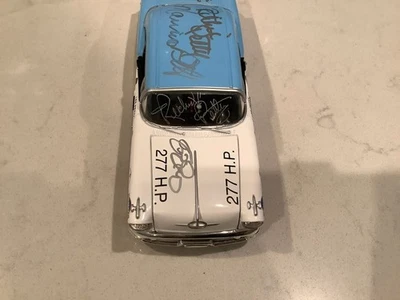 Richard Petty & Family autografiado 1957 Oldsmobile convertible fundido a presión y tarjeta Foto 1 de 4