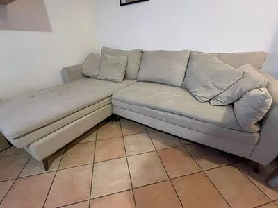 Divano angolare usato. Realizzato in tessuto e completo di pouf staccabile - Immagine 1 di 4