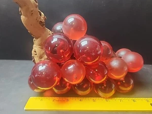 Racimo de uva rojo cereza acrílico Lucite vintage ¡Granoby en madera a la deriva!? - Imagen 1 de 9