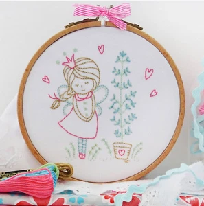 Kit de bordado ~ Colección DMC Tamar Shy Fairy #TMREMB3 - Imagen 1 de 3