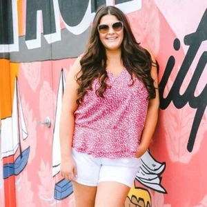 Gibson Living In Yellow Willow Top Talla 3X Niveles Peplum Rosa Blanco NUEVO B62 - Imagen 1 de 7