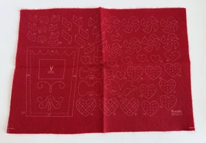 Pieza de fieltro rojo Bucilla SOLO 86585 kit calendario de adviento casa pan de jengibre nórdico - Imagen 1 de 6