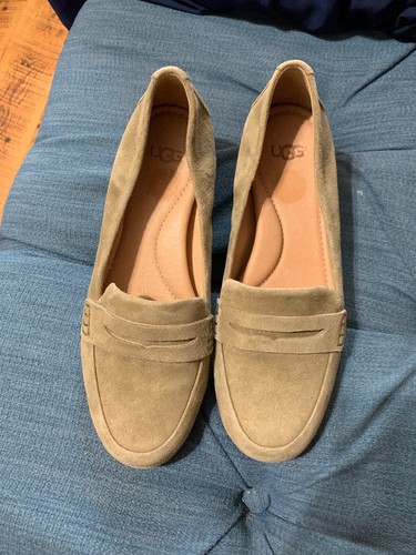 Mocassini scarpe Ugg in camoscio verde con tacco borchiato 6 5M