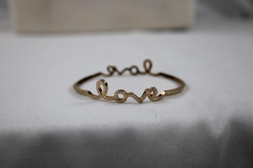 VALENTINO BRACCIALE BRACCIALETTO VINTAGE CORSIVO "AMORE" 8"~NON FIRMATO~TONO ORO~METALLO~UNICO~PAROLA