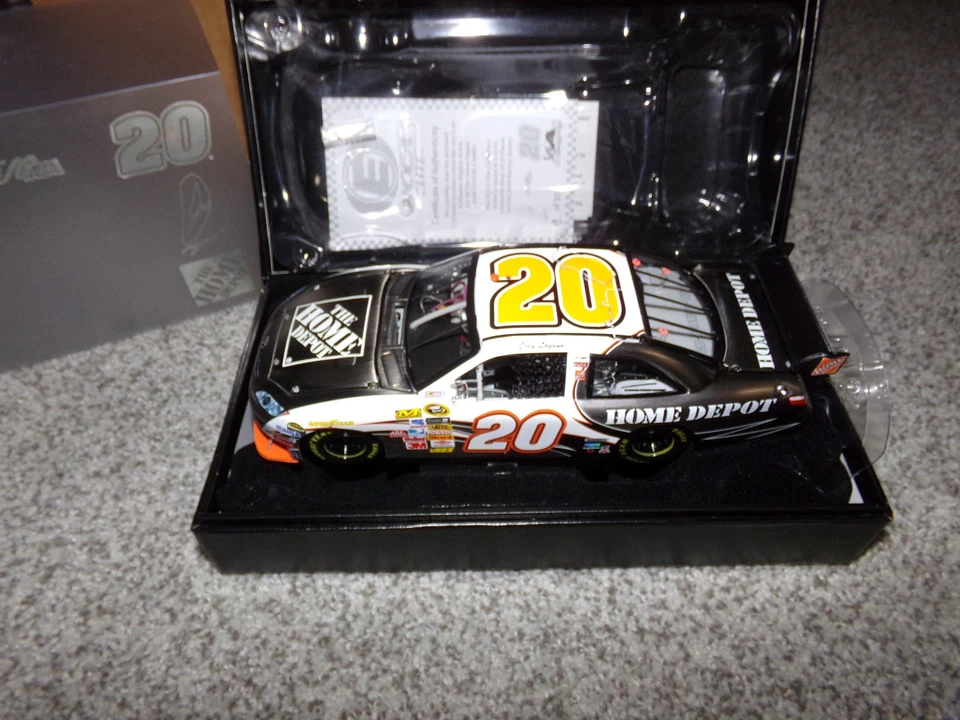 1/24 Joey Logano #20 Home Depot Metal Cepillado Elite 2009 Acción NASCAR #9 0F 50 Foto 1 de 4