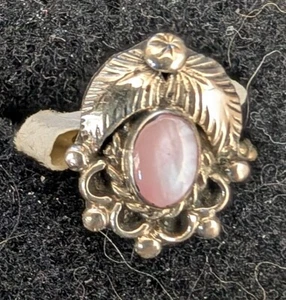 Vintage Navajo Sterling Silver 2 Leaf Pink Mother of Pearl shell Ring size 4 - Picture 1 of 5