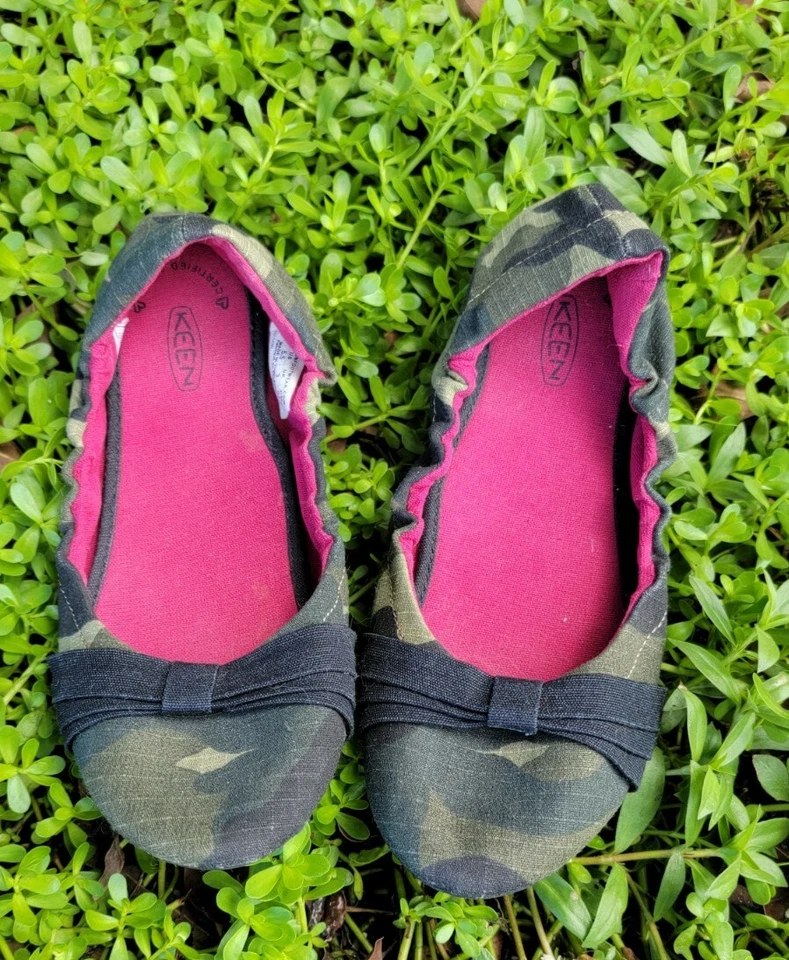 Zapatos planos sin cordones de ballet de lona con lazo Cortona verde camuflados Keen para mujer talla 5,5 Foto 1 de 4