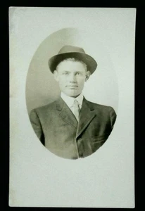 Vintage 1900er Echt Foto Postkarte Portrait junger Mann mit Hut AZO - Bild 1 von 2