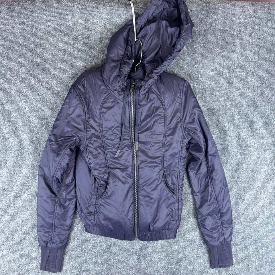 Chaqueta cortavientos acolchada con cremallera completa con capucha Lululemon para mujer de nailon Foto 1 de 4
