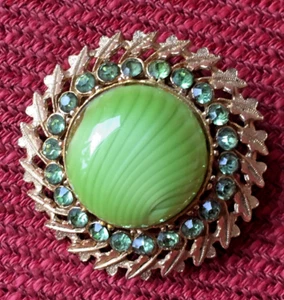 Gorgeous Vintage Apple Green/Peridot Glass Cabochon/Crystal Goldtone Brooch - Picture 1 of 2