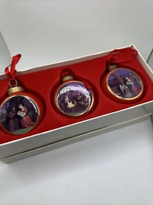 Weihnachtskrippe Ornamente Maria Jesuskind Josef rund rot gold 3er Set - Bild 1 von 5