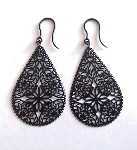 Pendientes punk góticos flor negra con ganchos de plástico hipoalergénicos para mujer - Imagen 1 de 3