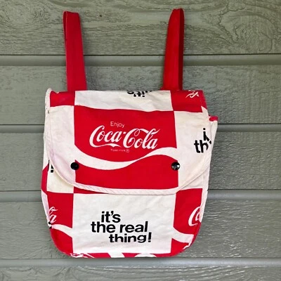 Mochila vintage Coca-Cola logotipo publicitário "It's The Real Thing" década de 1970 - Imagem 1 de 4