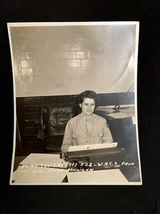 c1944 BW Photograph Of W.A.C.S. Soldier At Romulus Army Air Field - Picture 1 of 2