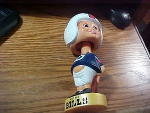 70er Jahre Kunststoff Wackelkopf Nicken Puppe Buffalo Bills sitzend auf Ball SIEHE - Bild 1 von 5