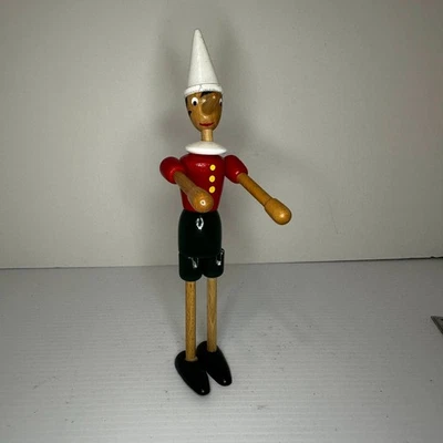 "Muñeca articulada de madera Pinocho 10"" - sentarse o pararse madera sombrero blanco camisa roja Italia" Foto 1 de 4