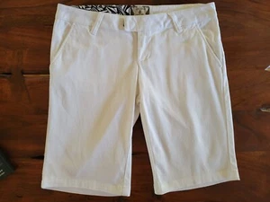Women's Volcom White Bermuda Shorts Flat Front Size 1 - Picture 1 of 6