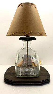 Patron Botella de Licor Grande 1.75L PAQUETE DE LÁMPARA DE MESA Bombilla y Pantalla con Base de Madera Foto 1 de 4