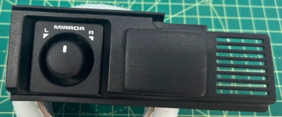 Переключатель управления зеркалом на приборной панели от оригинального производителя 2003 Land Rover Discovery б/у в хорошем состоянии.  - Изображение 1 из 4