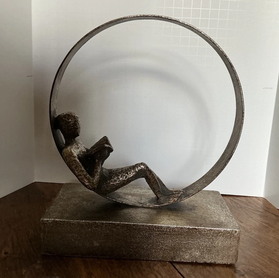 Скульптура Uttermost Grace Feyock человек читает в обруче металл и смола  - Изображение 1 из 4